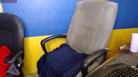 Snapshot of huskyguy chatting on 10/13/25, 03:39 Huskyguy online show from 10/13/25, 03:39