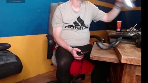 Snapshot of huskyguy chatting on 10/27/25, 03:54 Huskyguy online show from 10/27/25, 03:54