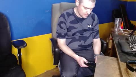 Snapshot of huskyguy chatting on 02/17/26, 04:42 Huskyguy online show from 02/17/26, 04:42