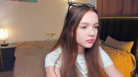 Snapshot of hwadwellingham chatting on 04/15/26, 07:15 Lily online show from 04/15/26, 07:15