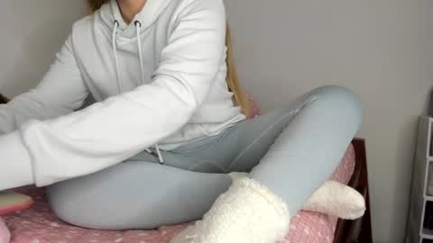 Hyun Joo online show from 04/12/26, 01:32