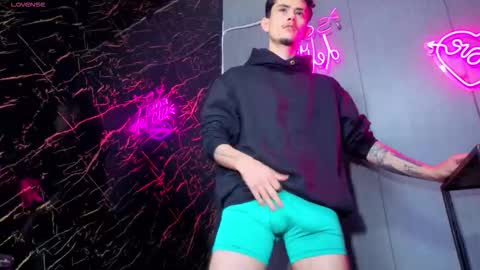 Snapshot of i_am_kelvis_ chatting on 11/14/25, 04:28 kelvis online show from 11/14/25, 04:28