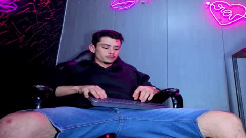 Snapshot of i_am_kelvis_ chatting on 11/22/25, 12:20 kelvis online show from 11/22/25, 12:20