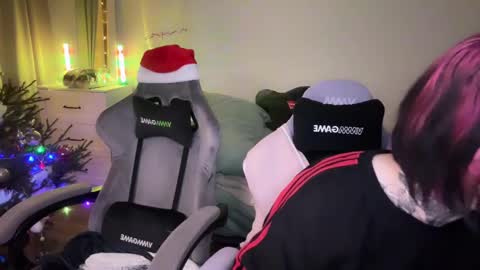 Snapshot of i_died_again chatting on 12/26/24, 06:43 Asya online show from 12/26/24, 06:43