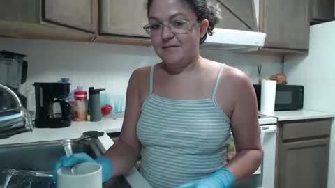 Snapshot of i_fetishize_u chatting on 12/18/25, 05:19 ShortStuff online show from 12/18/25, 05:19