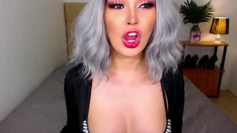 QUEEN SUSSIE BROWN online show from 06/02/26, 03:52