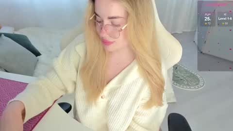 HiI am  EvaPVT is open  online show from 10/31/25, 10:38