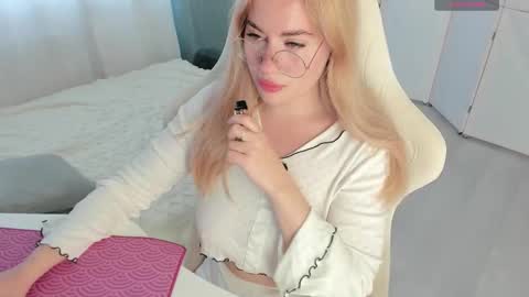 HiI am  EvaPVT is open  online show from 11/10/25, 09:08