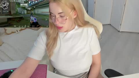 HiI am  EvaPVT is open  online show from 05/17/26, 03:19