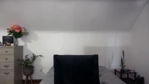 Snapshot of iamcrystalann chatting on 10/31/25, 04:30 Crystal online show from 10/31/25, 04:30