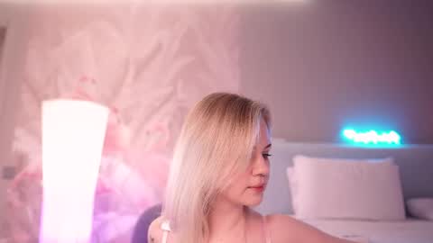 Nina  online show from 04/17/26, 08:01