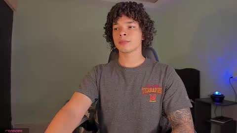 Snapshot of ian_versace chatting on 03/01/26, 02:02 Andres online show from 03/01/26, 02:02