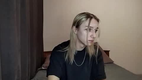 Snapshot of icebenz chatting on 11/18/25, 01:04 Jade online show from 11/18/25, 01:04