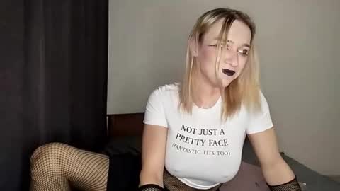 Snapshot of icebenz chatting on 12/15/25, 02:43 Jade online show from 12/15/25, 02:43