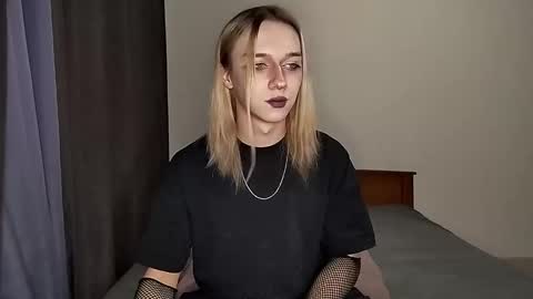 Snapshot of icebenz chatting on 12/19/25, 03:08 Jade online show from 12/19/25, 03:08