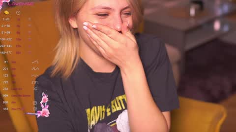 Snapshot of idontlikeguccibelts chatting on 12/28/24, 04:09 Little Flower online show from 12/28/24, 04:09