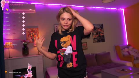 Snapshot of idontlikeguccibelts chatting on 01/20/25, 04:55 Little Flower online show from 01/20/25, 04:55