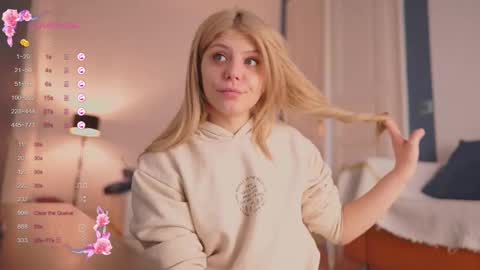 Snapshot of idontlikeguccibelts chatting on 02/21/25, 09:45 Little Flower online show from 02/21/25, 09:45