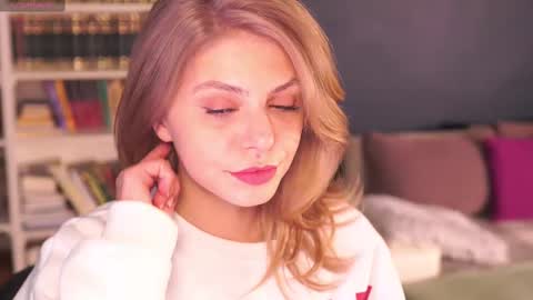 Snapshot of idontlikeguccibelts chatting on 10/10/25, 04:50 Little Flower online show from 10/10/25, 04:50