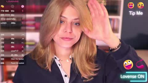 Snapshot of idontlikeguccibelts chatting on 10/19/25, 04:40 Little Flower online show from 10/19/25, 04:40