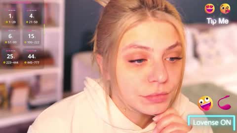 Snapshot of idontlikeguccibelts chatting on 10/30/25, 04:30 Little Flower online show from 10/30/25, 04:30