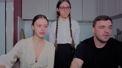 Julia and Mira online show from 12/04/25, 10:24