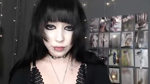 iiiiiiis online show from 04/22/26, 09:01