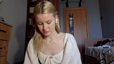 ShyLuna online show from 04/03/26, 06:11