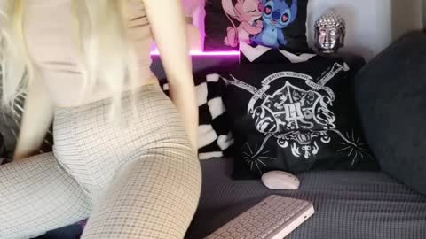 Snapshot of iloveextremestuff chatting on 02/05/25, 11:06 nicollee online show from 02/05/25, 11:06