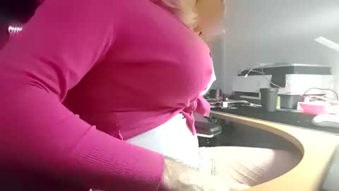 Snapshot of imangelamartin chatting on 01/18/26, 11:30 ngela Sometimes online show from 01/18/26, 11:30