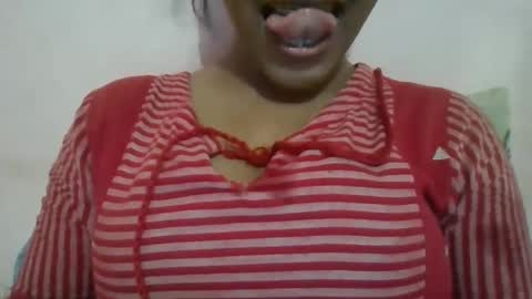 Snapshot of imlovelyrose chatting on 02/01/25, 03:39 ROSE online show from 02/01/25, 03:39