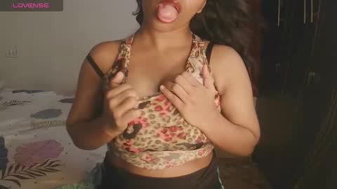 Snapshot of imlovelyrose chatting on 09/18/25, 01:02 ROSE online show from 09/18/25, 01:02