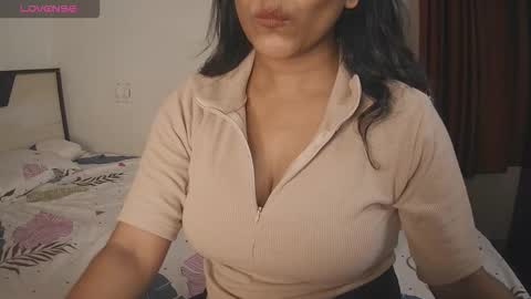 Snapshot of imlovelyrose chatting on 09/28/25, 12:21 ROSE online show from 09/28/25, 12:21