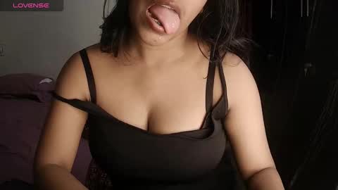 Snapshot of imlovelyrose chatting on 10/25/25, 01:29 ROSE online show from 10/25/25, 01:29