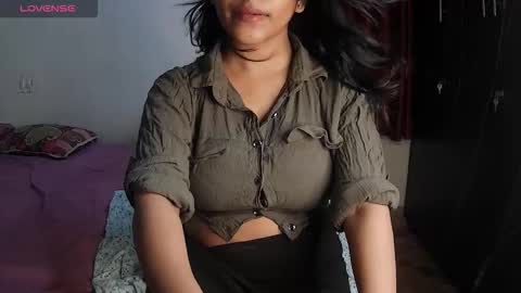 Snapshot of imlovelyrose chatting on 11/05/25, 01:11 ROSE online show from 11/05/25, 01:11