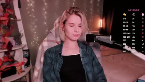 Snapshot of imnotmia chatting on 11/10/25, 08:35 Mia online show from 11/10/25, 08:35