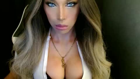 Snapshot of imyour_queen10 chatting on 09/27/25, 04:06 Queen Gwen online show from 09/27/25, 04:06