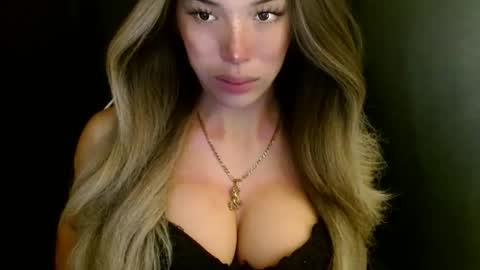 Snapshot of imyour_queen10 chatting on 10/27/25, 12:04 Queen Gwen online show from 10/27/25, 12:04