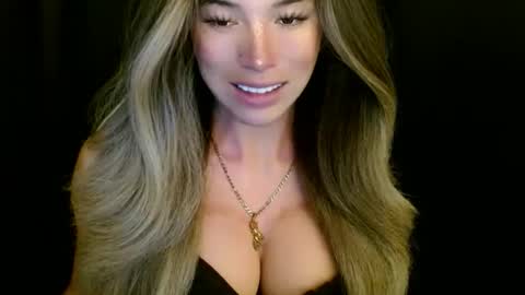 Snapshot of imyour_queen10 chatting on 11/19/25, 08:53 Queen Gwen online show from 11/19/25, 08:53