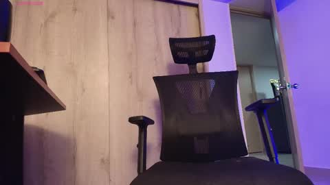 Daniel   thumb up me please its important Im new INDEPENDENT MODEL online show from 04/18/26, 05:44