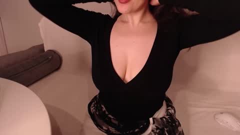 Snapshot of in_yan chatting on 11/24/25, 07:35 Lin online show from 11/24/25, 07:35