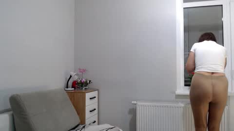 Snapshot of increible_della chatting on 01/11/25, 12:40 Della online show from 01/11/25, 12:40