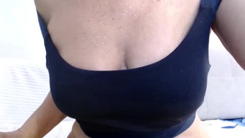 Snapshot of increible_della chatting on 01/27/25, 04:54 Della online show from 01/27/25, 04:54