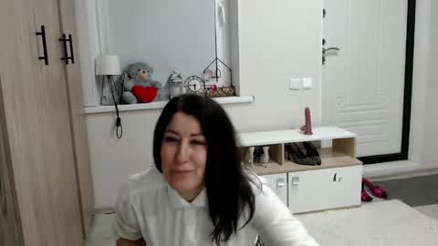 Della online show from 04/19/26, 07:49