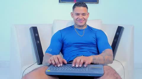 Snapshot of independent_project chatting on 10/11/25, 04:44 Jacobo online show from 10/11/25, 04:44