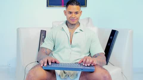 Snapshot of independent_project chatting on 10/14/25, 04:46 Jacobo online show from 10/14/25, 04:46