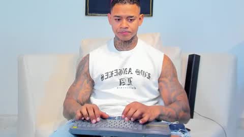 Snapshot of independent_project chatting on 10/27/25, 02:48 Jacobo online show from 10/27/25, 02:48