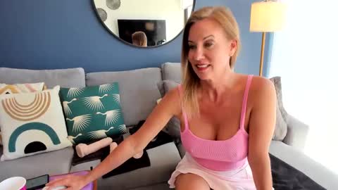 Snapshot of indianacooper chatting on 09/29/25, 03:39 IndianaCooper - Showtimes - Mon-Fri 12pm and 930PM CST SatSun 930pm CST online show from 09/29/25, 03:39