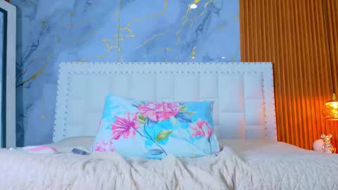 LITTLE AINHOA  online show from 10/04/25, 07:34