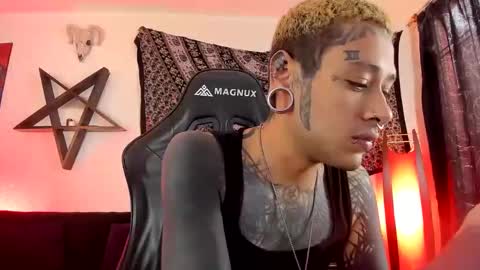 Snapshot of ink_u_buzz chatting on 10/22/25, 04:18 Dani online show from 10/22/25, 04:18